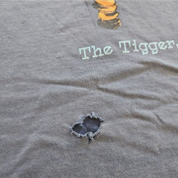 Vintage Disney Store The Tigger Thrashed Short Sleeve Navy Graphic Tee T-Shirt L - Picture 10 of 10